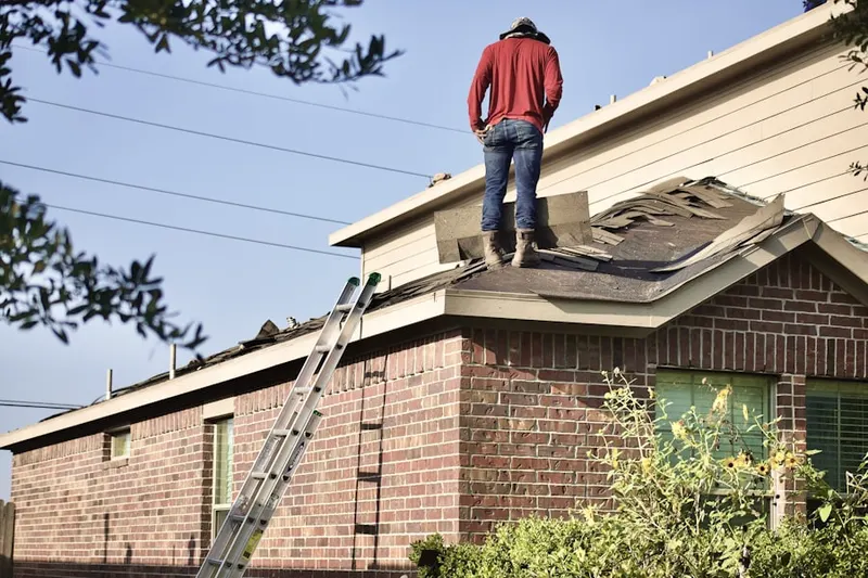 Professional roofer working on a residential roof in Covilla